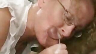 Fille à la peau pâle brutalement baisée vidéos sexe porno dans un trio hardcore