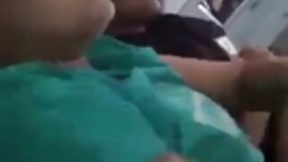 Babe aux cheveux noirs chaude et excitée avec vidéo porno sexe un beau cul foré dur