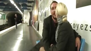 Une ado brune en chaleur s'étouffe avec trois tukif xxx bites et se fait baiser à quatre pattes