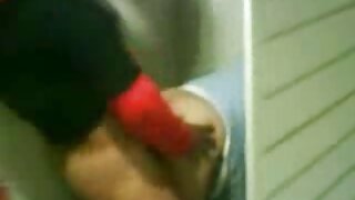 Trois mecs en rut baisent les vidéo porno une milf blonde plantureuse dur sur le lit