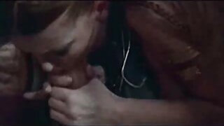 lassie, la transsexuelle aux cheveux longs et aux gros seins, pousse video porno xx gratuit son aube brutale par derrière