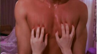 La délicieuse extrait vidéo x gratuit brune Emily Winters provoque avec ses délicieux seins et sa chatte rasée