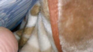 Une fille japonaise sexy les vidéos xxx avec de petits seins a des préliminaires coquins dans un clip passionnant