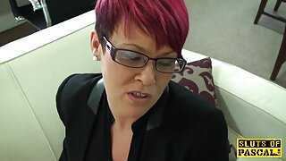 Les énormes seins amples de la russe videos pornos de vieilles sans vergogne Mary se font caresser la langue