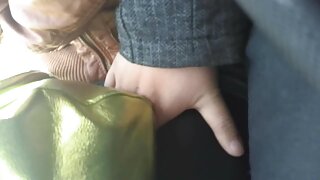 Milf pulpeuse avec des lèvres rouges brillantes Charlie porno vidéos porno Z donne une grande branlette POV