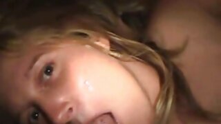 Kinky teen avec des seins saggy baise mec sexe pornoding avec strapon