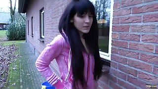 Busty milf Nina Elle enseigne à une nouvelle masseuse comment faire plaisir aux clients video film x gratuite