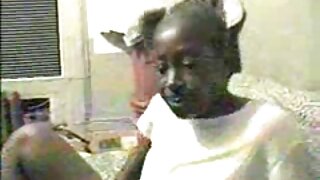 Une rousse blanche potelée baise avec videos pornos de vieilles deux noirs sur le lit
