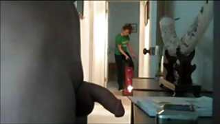 Des suceurs sexe video tukif de bites minces et habiles exécutent leurs bonnes compétences orales à travers un trou chic
