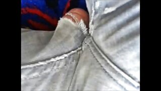 Salope avec de faux seins pénètre l'anus serré en vidéo porno sexe position de levrette