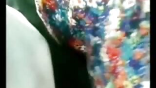 Une paire de vidéos porno grosse femme sales houes aux cheveux noirs plaît à un mec