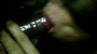 La vidéo porno français gratuit brune aux longues jambes Stefanie Joy se déshabille et se masturbe dans le jardin