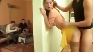 La salope à l'air vulgaire Kristina Paige donne une splendide branlette video x tukif espagnole et se fait baiser durement
