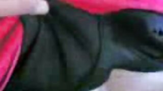 Une fille mince avec de petits seins bourre la grosse chatte de la pormo gratuit salope BBW à l'aide d'un harnais