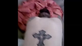 La jolie milf tukif vidéo porno gratuit brune Naomi West baise et chevauche une bite sur un lit de massage.