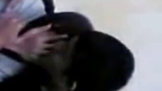 Brune aux longues jambes rapace Bianca Dagger dans une scène de sexe hardcore dans la salle de vidéos porno hardcore bain