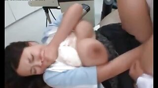 Douce comme le miel brunnete salope cutie Jassie chevauche vidéo porno tukif une longue bite en pose de cow-girl