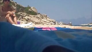 Une brune vidéo porno en streaming au gros cul donne une gorge profonde torride à son homme